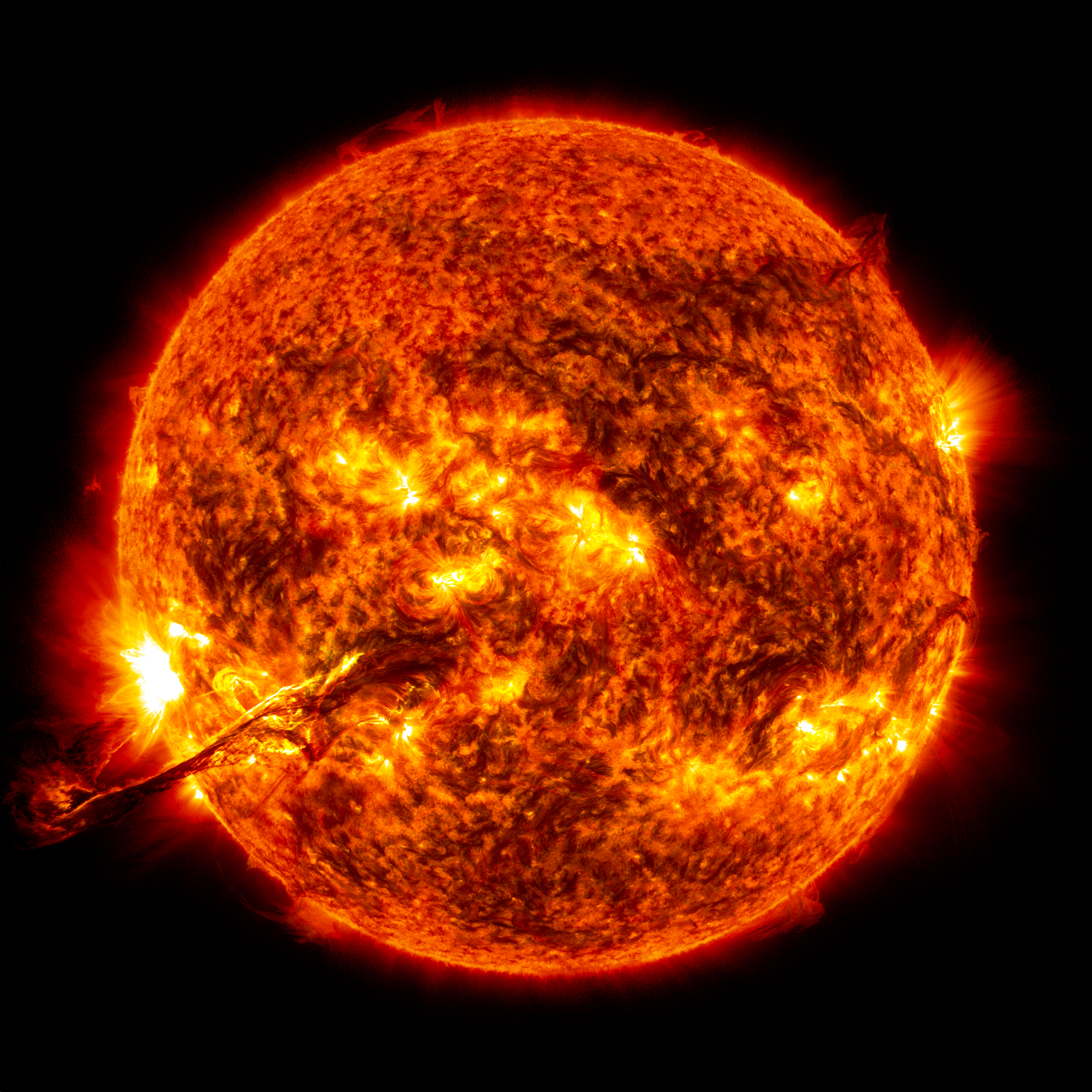 Wow! Spectacular Sun Photos Catch Colossal Solar Storm in Action